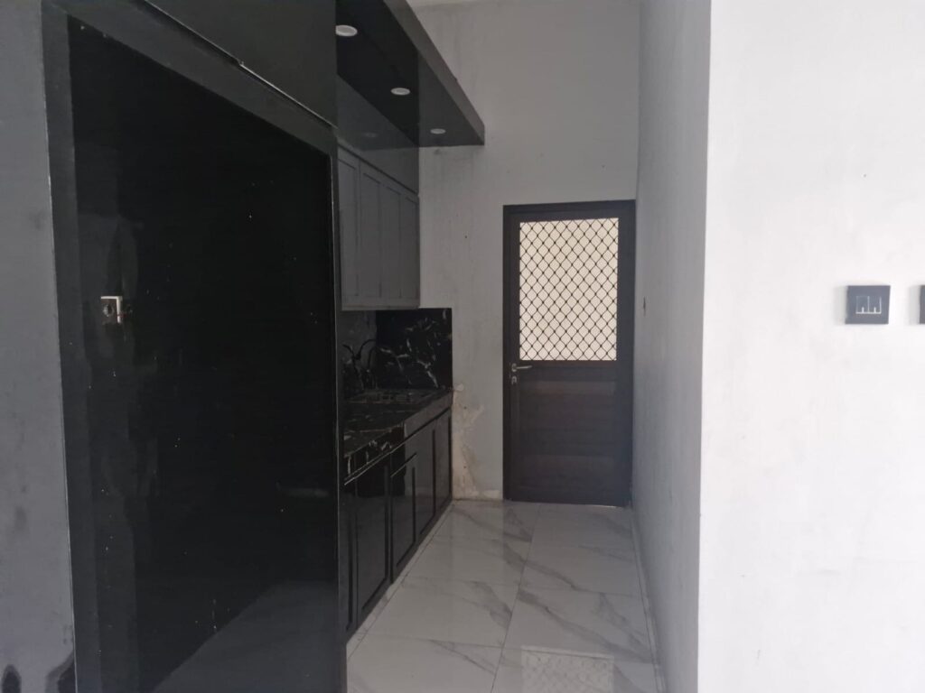 Dijual Rumah Dua Lantai di Bawah Harga Pasar, Akses Cepat ke Surabaya Barat