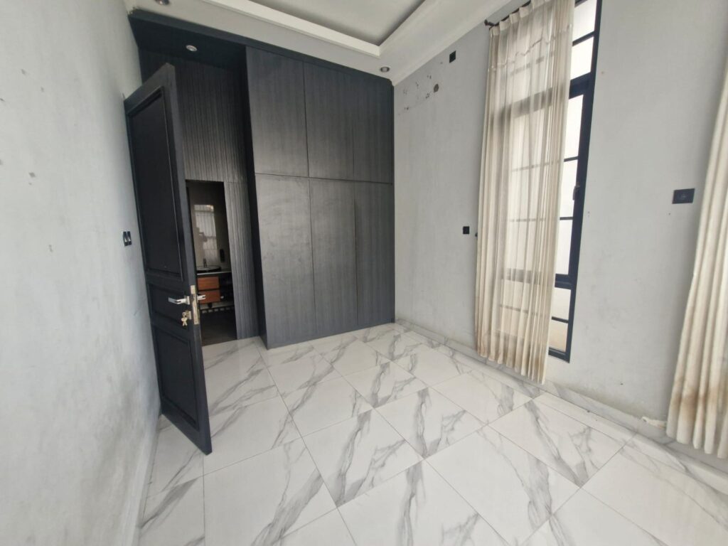 Dijual Rumah Dua Lantai di Bawah Harga Pasar, Akses Cepat ke Surabaya Barat