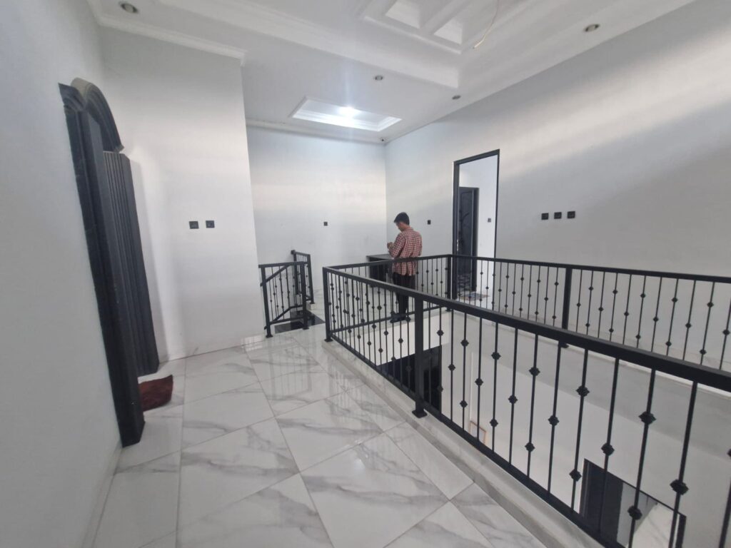 Dijual Rumah Dua Lantai di Bawah Harga Pasar, Akses Cepat ke Surabaya Barat