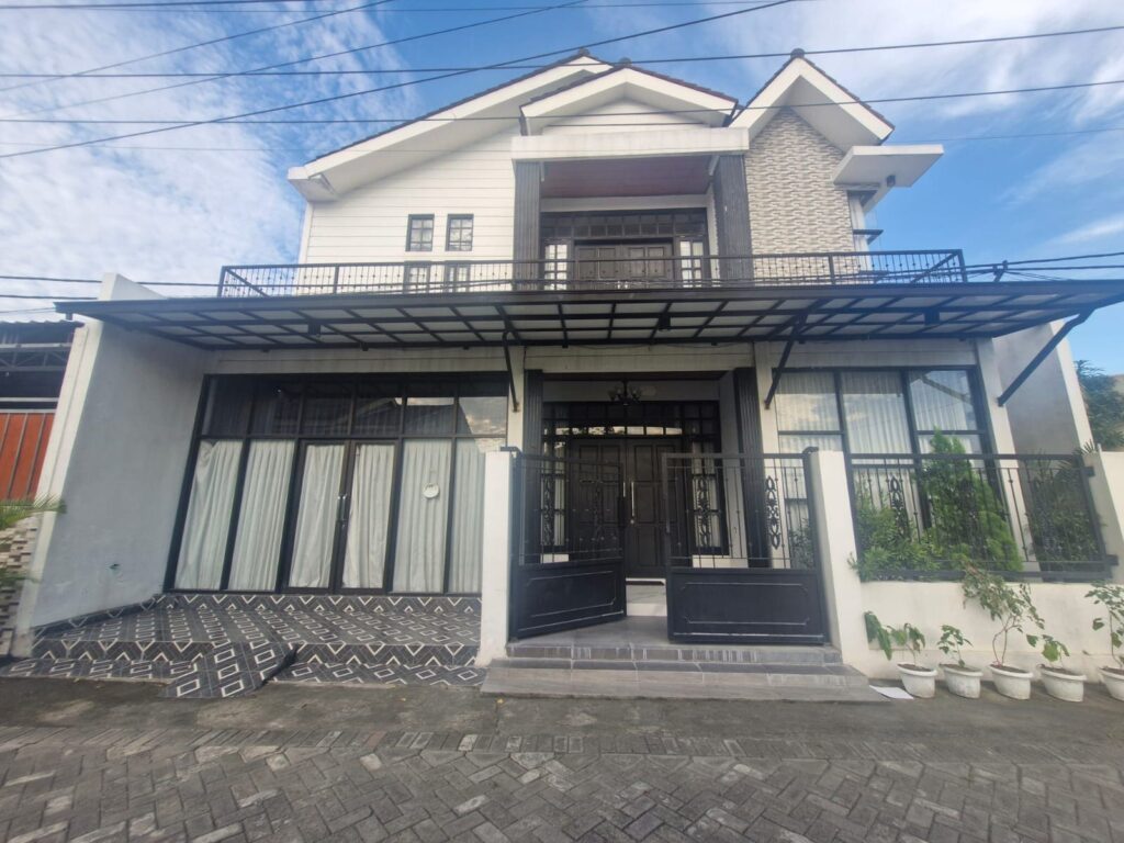 Dijual Rumah Dua Lantai di Bawah Harga Pasar, Akses Cepat ke Surabaya Barat