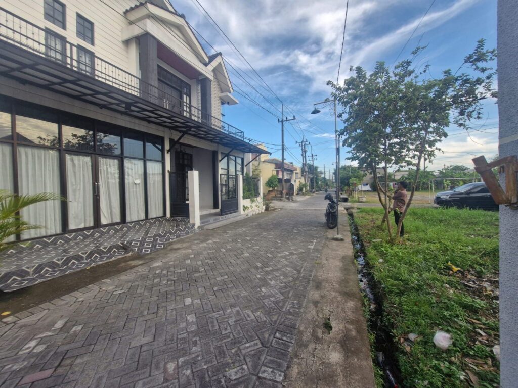 Dijual Rumah Dua Lantai di Bawah Harga Pasar, Akses Cepat ke Surabaya Barat