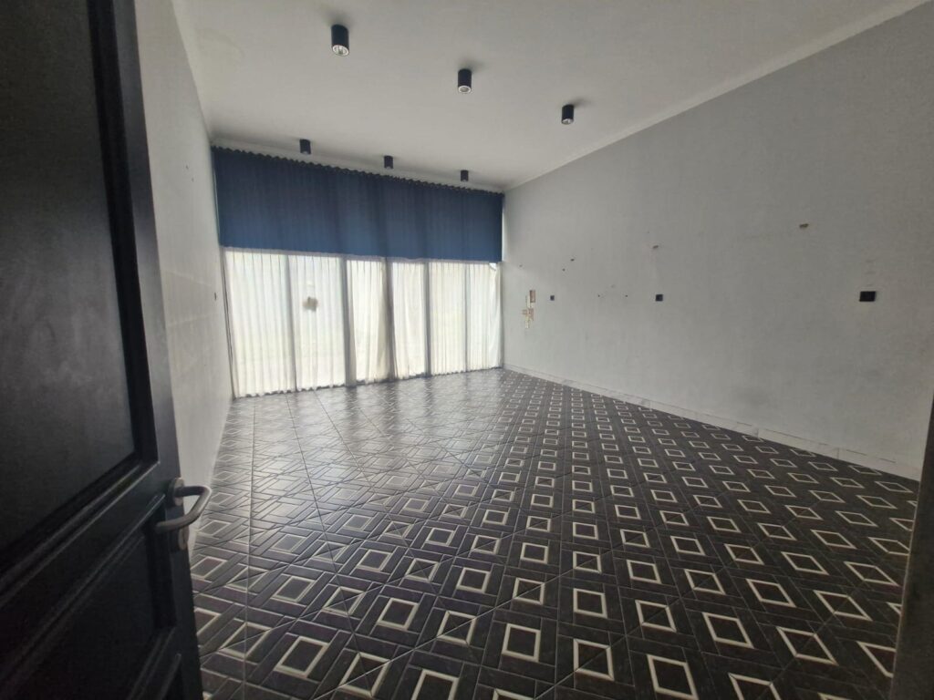 Dijual Rumah Dua Lantai di Bawah Harga Pasar, Akses Cepat ke Surabaya Barat