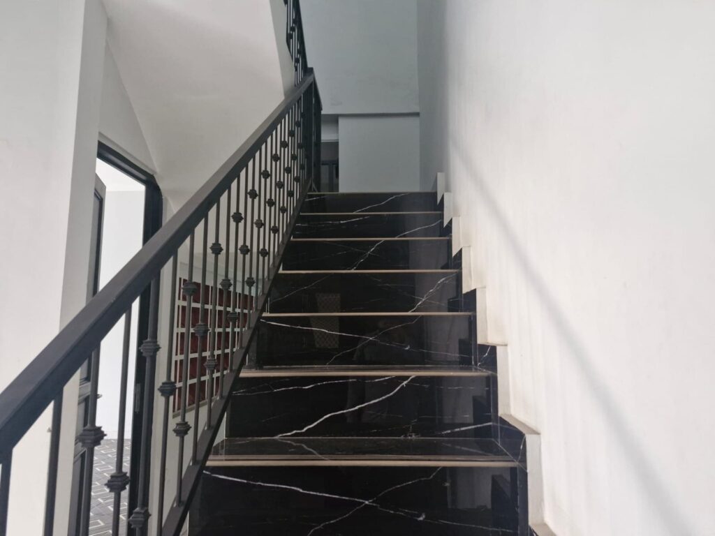 Dijual Rumah Dua Lantai di Bawah Harga Pasar, Akses Cepat ke Surabaya Barat