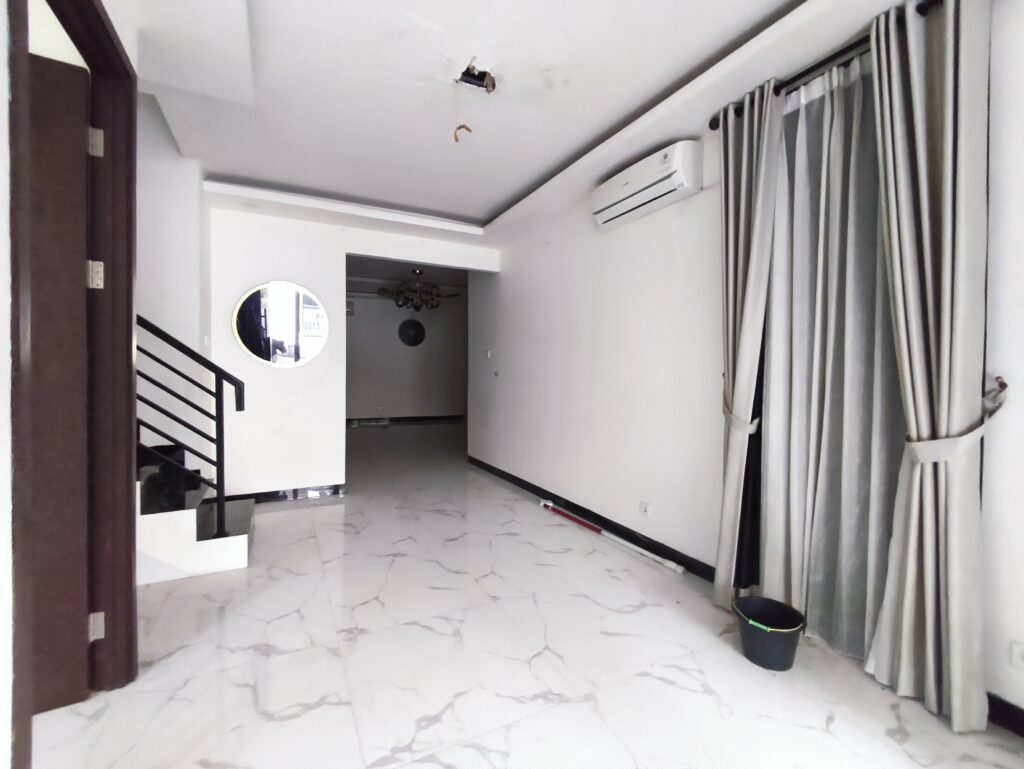 Dijual Rumah dibawah Harga Pasar Area Modern Garden City yang Strategis di Jakarta Timur